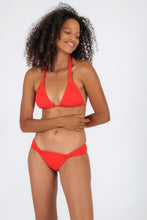 Carregar imagem no visualizador da galeria, Model Front: Rio De Sol Soutien Top Rouge Mel