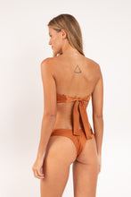 Carregar imagem no visualizador da galeria, Model Back: Rio De Sol Calcinha Bottom Shimmer-Nocciola Nara