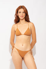 Carregar imagem no visualizador da galeria, Model Front: Rio De Sol Calcinha Bottom Brisa-Caramelo Ibiza-Comfy