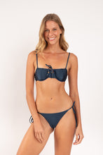 Carregar imagem no visualizador da galeria, Model Front: Rio De Sol Calcinha Bottom Shimmer-Shark Cheeky-Tie-Gold