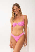 Carregar imagem no visualizador da galeria, Model Front: Rio De Sol Soutien Top Crespinho-Rosa Zaya