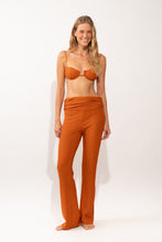 Carregar imagem no visualizador da galeria, Model Front: Rio De Sol Calça De Praia Ferrugo Murana Pants
