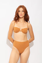 Carregar imagem no visualizador da galeria, Model Front: Rio De Sol Calcinha Bottom Brisa-Caramelo Hotpants