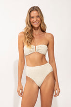 Carregar imagem no visualizador da galeria, Model Front: Rio De Sol Calcinha Bottom Brisa-Offwhite Hotpants