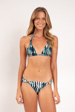 Carregar imagem no visualizador da galeria, Model Front: Rio De Sol Calcinha Bottom Azule Mel-Comfy