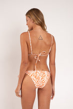 Carregar imagem no visualizador da galeria, Model Back: Rio De Sol Calcinha Bottom Sahari Ibiza-Comfy