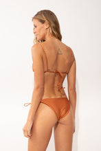 Carregar imagem no visualizador da galeria, Model Back: Rio De Sol Calcinha Bottom Shimmer-Nocciola Ibiza-Comfy-Gold