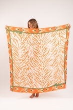Carregar imagem no visualizador da galeria, Model Front: Rio De Sol Canga Sahari Canga