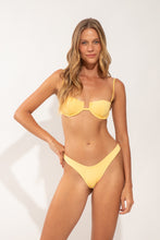 Carregar imagem no visualizador da galeria, Model Front: Rio De Sol Soutien Top Lilikoi Shell