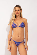 Carregar imagem no visualizador da galeria, Model Front: Rio De Sol Calcinha Bottom Ikat-Blue Cheeky-Tie
