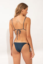 Carregar imagem no visualizador da galeria, Model Back: Rio De Sol Calcinha Bottom Shimmer-Shark Lacinho
