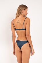 Carregar imagem no visualizador da galeria, Model Back: Rio De Sol Soutien Top Shimmer-Shark Balconet-Tie
