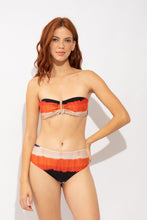 Carregar imagem no visualizador da galeria, Model Front: Rio De Sol Soutien Top Vibe-Solar Sara
