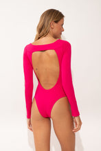Carregar imagem no visualizador da galeria, Model Back: Wednesday In Hawaii By Rio De Sol Maiô Guava Surf
