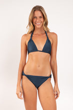 Carregar imagem no visualizador da galeria, Model Front: Rio De Sol Calcinha Bottom Shimmer-Shark Mel
