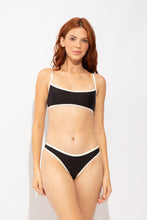 Carregar imagem no visualizador da galeria, Model Front: Rio De Sol Calcinha Bottom Bold-Black Essential-Vies
