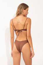 Carregar imagem no visualizador da galeria, Model Back: Wednesday In Hawaii By Rio De Sol Soutien Top Coco Shell
