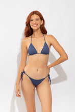 Carregar imagem no visualizador da galeria, Model Front: Rio De Sol Soutien Top Carmel-Blue Tri-Inv

