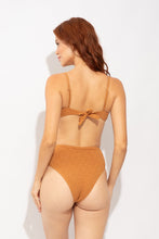 Carregar imagem no visualizador da galeria, Model Back: Rio De Sol Calcinha Bottom Brisa-Caramelo Hotpants
