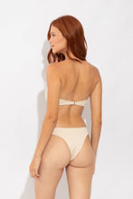 Carregar imagem no visualizador da galeria, Model Back: Rio De Sol Calcinha Bottom Solar-Off Essential
