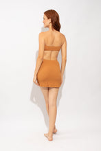 Carregar imagem no visualizador da galeria, Model Back: Rio De Sol Mini Dress Brisa-Caramelo Lulu Dress
