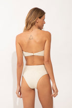 Carregar imagem no visualizador da galeria, Model Back: Rio De Sol Calcinha Bottom Brisa-Offwhite Hotpants
