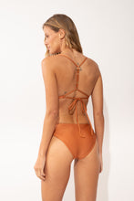 Carregar imagem no visualizador da galeria, Model Back: Rio De Sol Calcinha Bottom Shimmer-Nocciola Essential-Comfy
