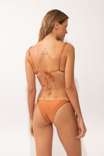 Carregar imagem no visualizador da galeria, Model Back: Rio De Sol Set Set Shimmer-Nocciola Lia-Noa Lacinho
