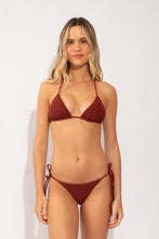 Carregar imagem no visualizador da galeria, Model Front: Rio De Sol Calcinha Bottom Orla-Siena Cheeky-Tie
