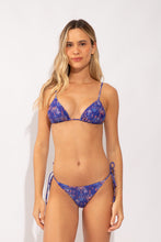 Carregar imagem no visualizador da galeria, Model Front: Rio De Sol Calcinha Bottom Ikat-Blue Cheeky-Micro
