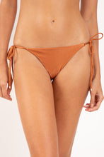 Carregar imagem no visualizador da galeria, Bottom Shimmer-Nocciola Cheeky-Tie-Gold
