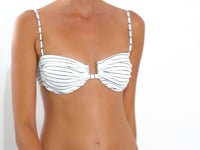 Carregar e reproduzir vídeo no visualizador da galeria, Video: Rio De Sol Xuxinha (Acessório De Cabelo) Linea-White Scrunchie
