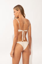 Carregar imagem no visualizador da galeria, Model Back: Rio De Sol Calcinha Bottom Malibu-Natural Cheeky-Tie
