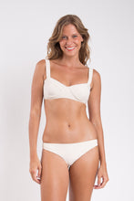 Carregar imagem no visualizador da galeria, Model Front: Rio De Sol Calcinha Bottom Malibu-Natural Essential-Comfy
