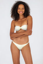 Carregar imagem no visualizador da galeria, Model Front: Rio De Sol Calcinha Bottom Off-White Leblon
