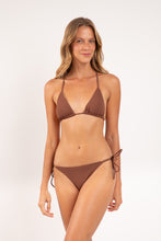 Carregar imagem no visualizador da galeria, Model Front: Rio De Sol Calcinha Bottom Sand-Cappuccino Cheeky-Micro
