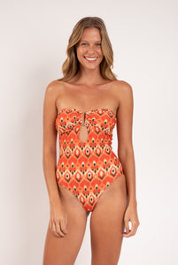 Model Front: Rio De Sol Maiô Maracai Sara-Op