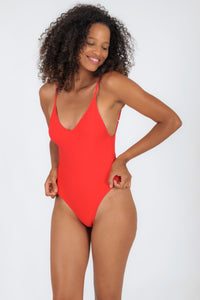 Model Front: Rio De Sol Maiô Rouge Hype