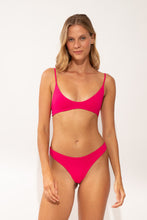 Carregar imagem no visualizador da galeria, Model Front: Rio De Sol Set Set Guava Hana Sunset
