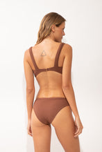 Carregar imagem no visualizador da galeria, Model Back: Rio De Sol Set Set Sand-Cappuccino Mary Essential-Comfy
