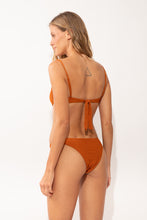 Carregar imagem no visualizador da galeria, Model Back: Rio De Sol Soutien Top Ferrugo Juliette
