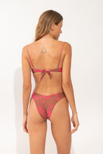 Carregar imagem no visualizador da galeria, Model Back: Rio De Sol Soutien Top Pua-Coco-Guava Shell
