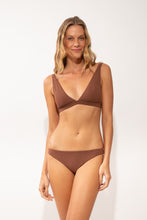 Carregar imagem no visualizador da galeria, Model Front: Rio De Sol Soutien Top Sand-Cappuccino Alba
